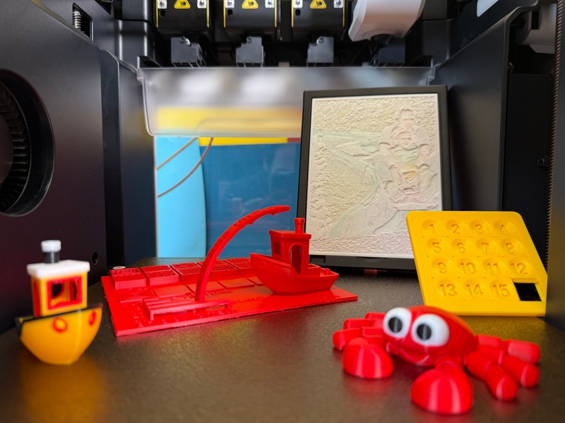 Fotos drucken in 3D: Das CMYK-Lithophane im Hintergrund ...