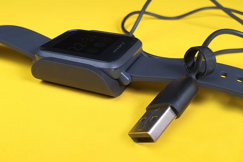 Amazfit Bip S: 2,5 Stunden dauert es, bis die Uhr wieder voll aufgeladen ist.