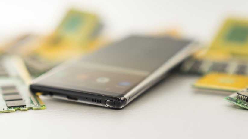 Auf der unteren Seite gibt es den Lautsprecher, den USB-Type-C-Anschluss und den S Pen.