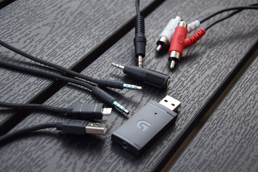 Dank der mitgelieferten Kabel lässt sich das G933 fast überall nutzen. 