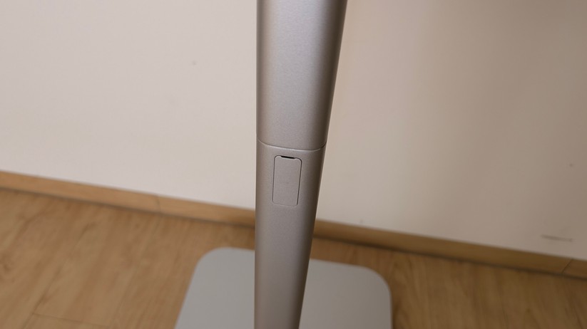 LC-Power LC-M32S4K – Verschraubung der beiden Einzelteile des Stativs