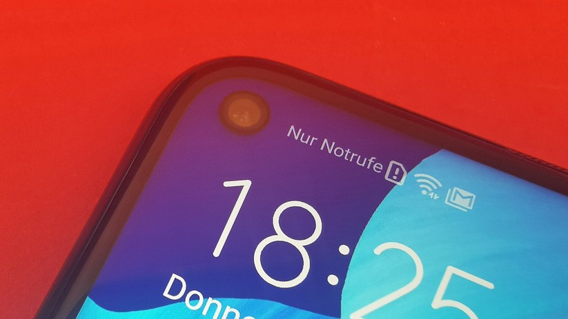 Die moderne Punchhole-Notch ermöglicht schmale Ränder