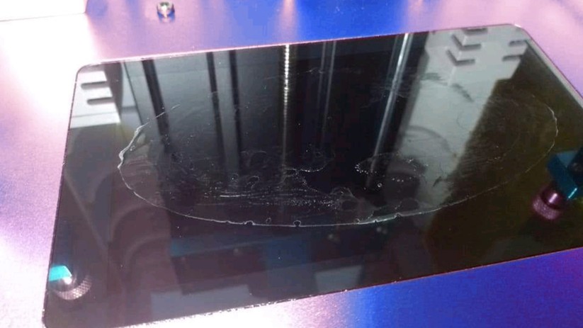 Harz auf dem Druckdisplay muss gehärtet und abgekratzt werden.