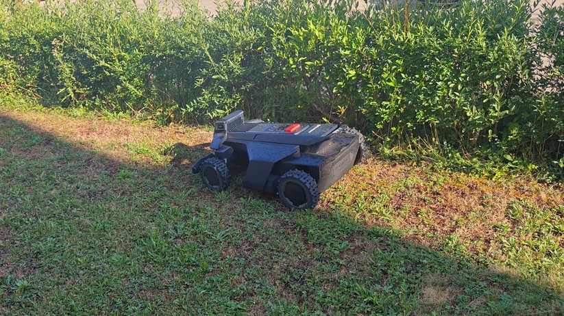 Segway Navimow X420: Großer und schwerer Allrad-Mähroboter mit RTK- und Kamera-Navigation für Rasenflächen bis 2000 m², 42 cm Schnittbreite, lenkbare Vorderräder, aber ohne Kantenschnittoptimierung.