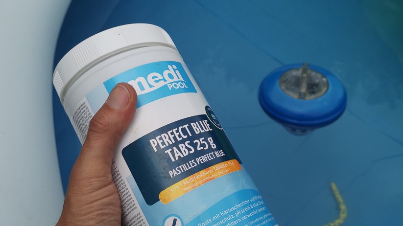 Statt direkt in den Pool, kommen die Reinigungstabletten in einen Schwimmer.