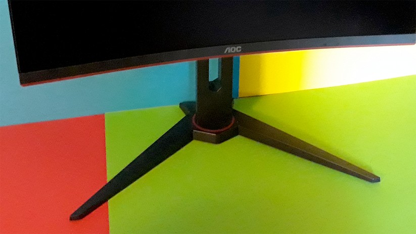 Der Standfuß des AOC C24G1 nimmt zwar ziemlich viel Platz weg, bietet dafür aber auch diverse Optionen, den Neigungswinkel und die Höhe des Displays zu regulieren.