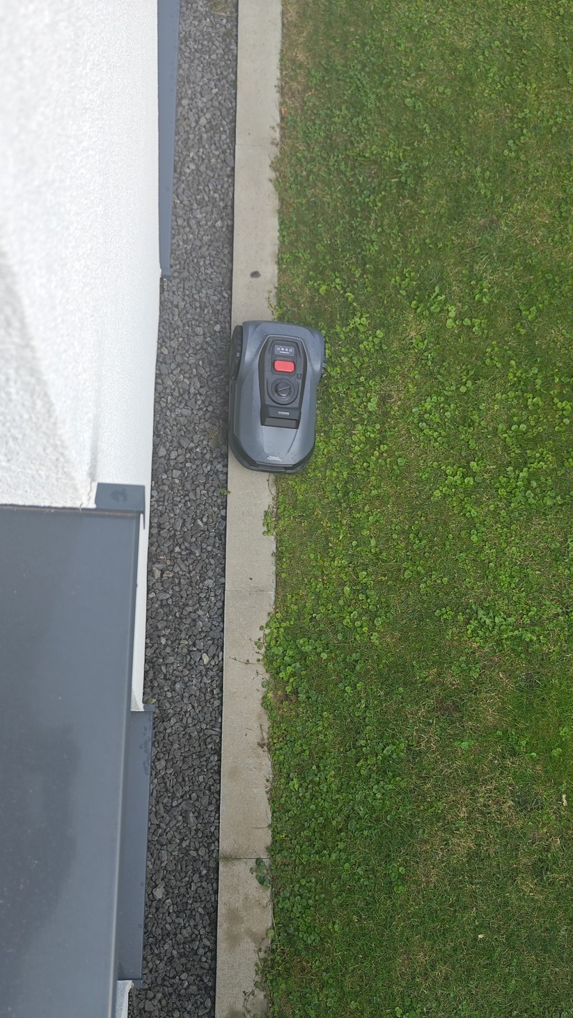 Natural Expressions Performance 7: Kamerabasierter Mähroboter mit einer Schnittbreite von 18 cm für Rasenflächen bis 500 m².