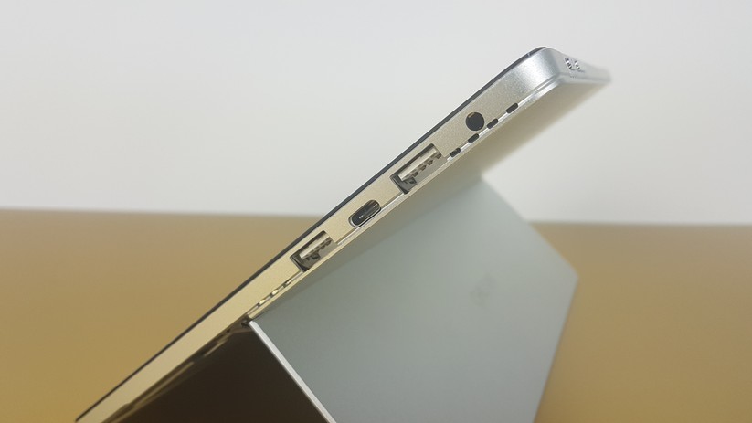 Das SurBook mini hat zwei USB-3.0-Anschlüsse und einen USB-Typ-C-Port.