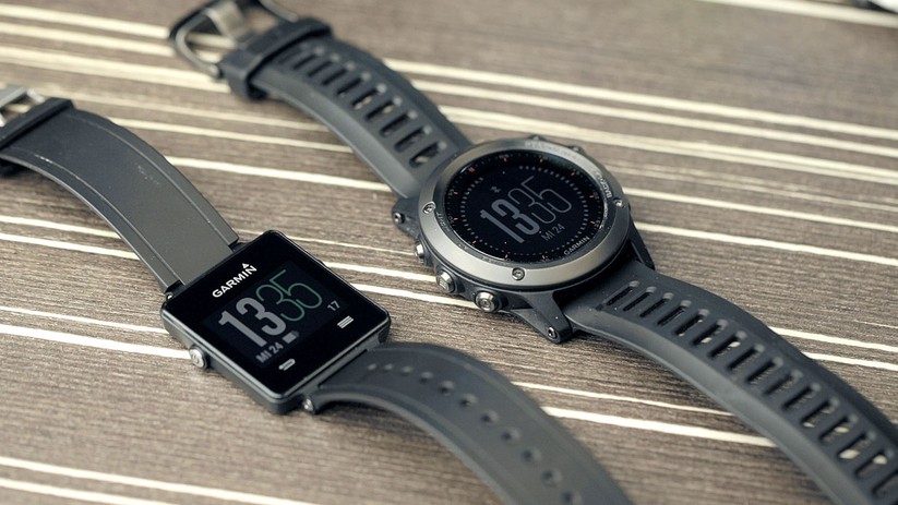 Im direkten Vergleich mit der fenix 3 ist die vivoactive geradezu winzig.
