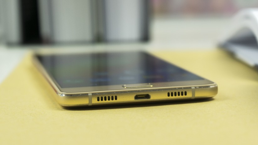 Das Lenovo P2 ist mit einem microUSB-Anschluss ausgestattet.