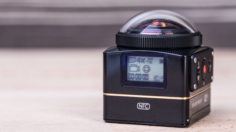 Das Status-Display ist zwar klein, zeigt aber alle erforderlichen Informationen an. Nur ein Sucherbild gibt es hier nicht.