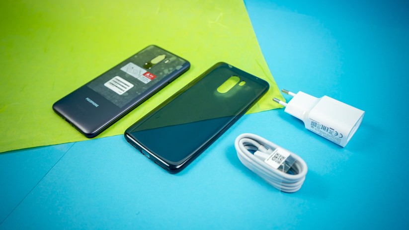 Lieferumfang des Pocophone F1: Schutzhülle, Telefon, Ladekabel und Netzgerät.