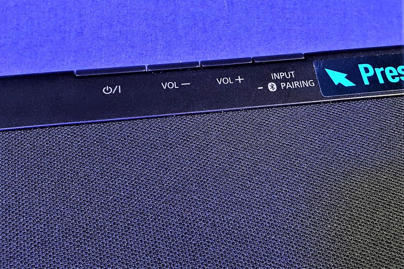 Panasonic SC-HTB496: Direkt am Lautsprecher stehen vier Tasten zur Verfügung, um unter anderem die Lautstärke anzupassen und die Quelle zu wechseln.