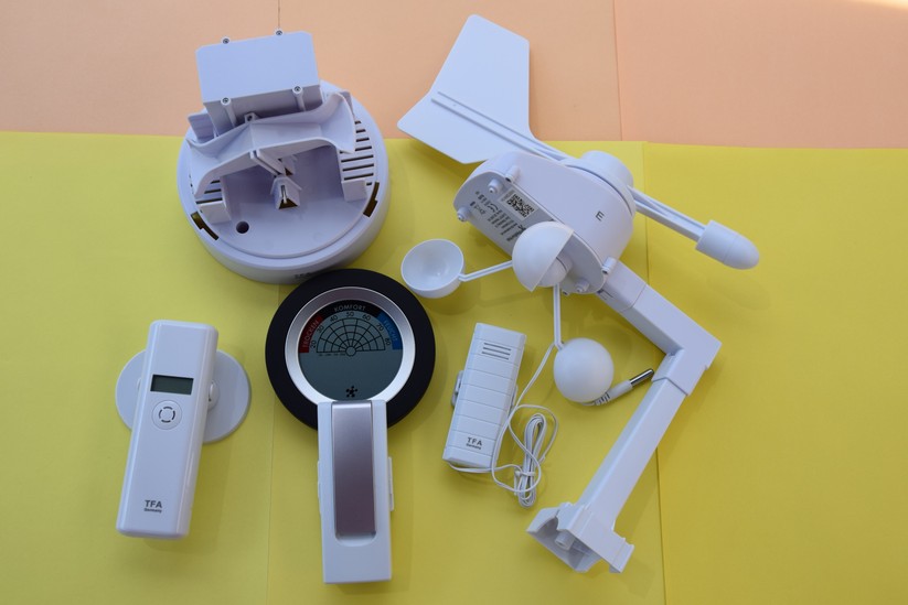 Alle in diesem Test vorkommenden Sensoren: Regenmesser, Windsender, Thermo-/Hygrosender, Thermo-Hygrometer, Gateway und Temperatursender.