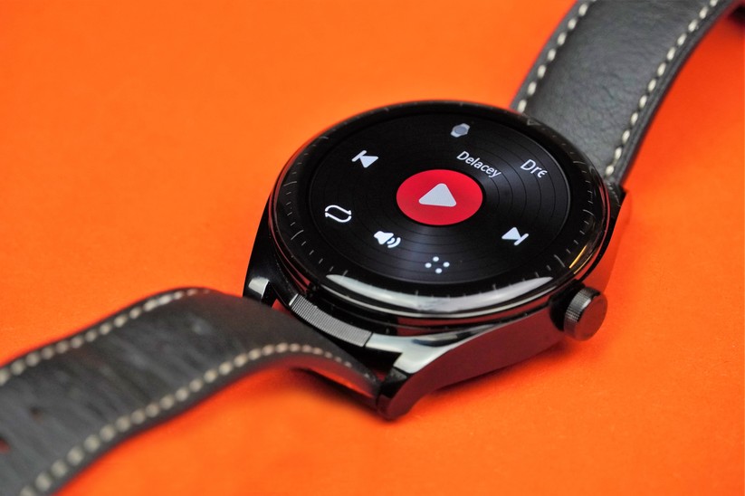 Huawei Watch Buds: Mit einer Höhe von knapp 1,5 Zentimeter fällt das Huawei-Gehäuse recht klobig aus.