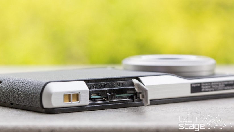 Der Speicherkartenslot frisst bis zu 128 GByte große microSDXC-Karten. Daneben befindet sich der Einschub für die SIM-Karte.