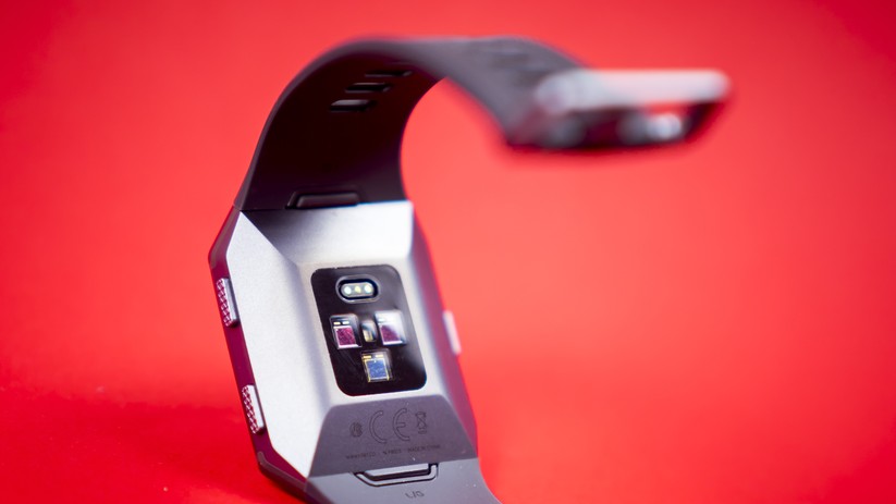 Auf der unteren Seite der Fitbit Ionic sitzt das Herzfrequenzmessgerät.