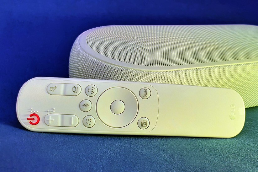 LG Eclair DQP5W: Über die kleine Fernbedienung kann man die Lautstärke verstellen, Quellen auswählen und die Sound-Modi anpassen.