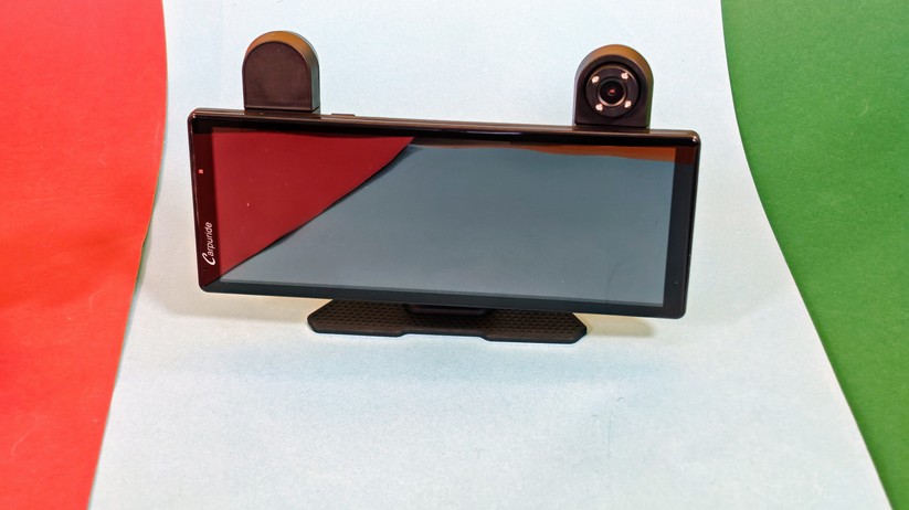 Carpuride W903S mit zwei Dashcams auf Halterung