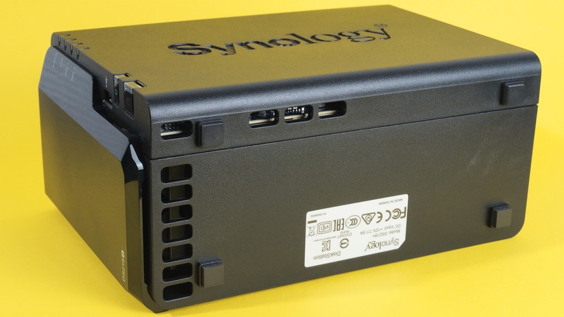 Die gummierten Füße entkoppeln die NAS vom Boden. 