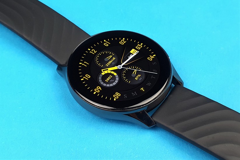 Oneplus Watch: Das AMOLED-Display ist 1,39 Zoll groß. Schwarz ist super dunkel, auch bei seitlicher Betrachtung bleichen die Farben kaum aus.