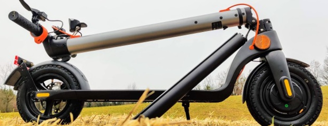 Trekstor EG40610: E-Scooter mit Wechselakku & Luftreifen im Test