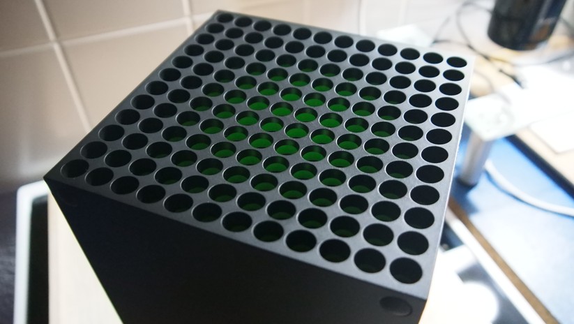 Die Xbox Series X bleibt auch im Betrieb überraschend leise. 