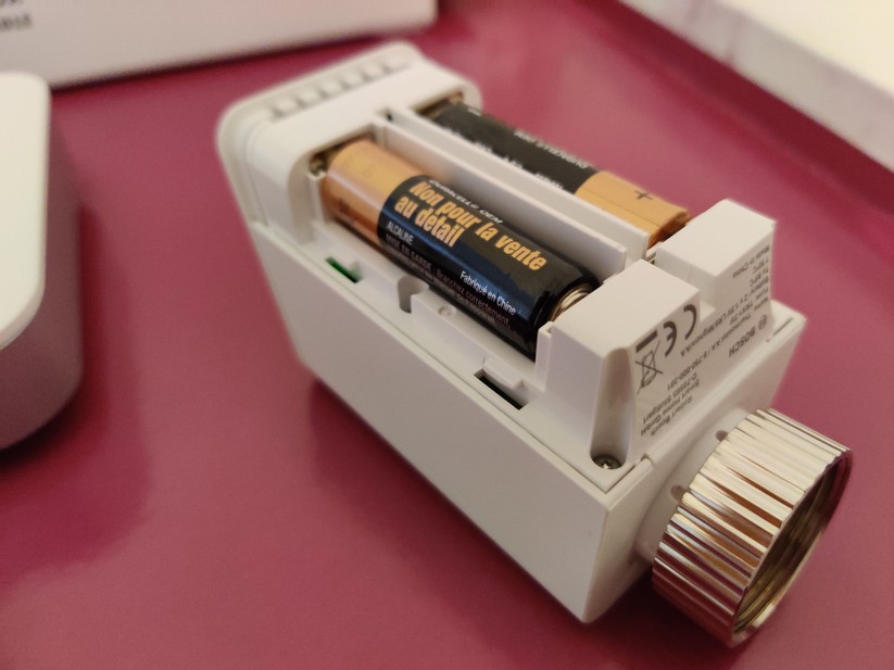 Im Batteriefach versteckt sich auch der kleine, zur Installation notwendige QR-Code.