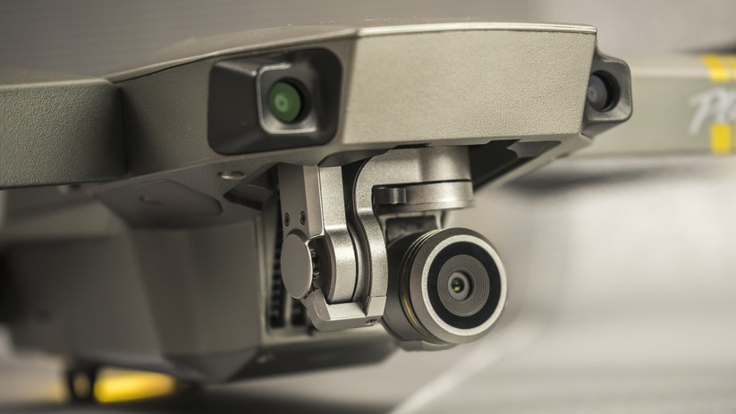 Bei der Mavic Pro sitzen die optischen Sensoren zur Hinderniserkennung oberhalb der Kamera.