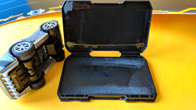 Für einen besseren Grip sollten die Räder regelmäßig mit dem mitgelieferten Reinigungs-Tools von Fusseln befreit werden.