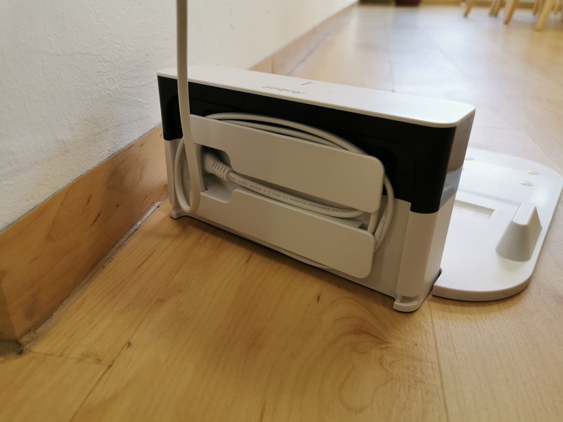 Ladestation mit Abstellfläche aus Kunststoff gegen Nässeschäden und Kabelmanagement