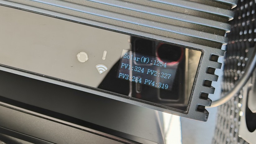 Solakon One: Ein kleines Display zeigt die wichtigsten Betriebsparameter.