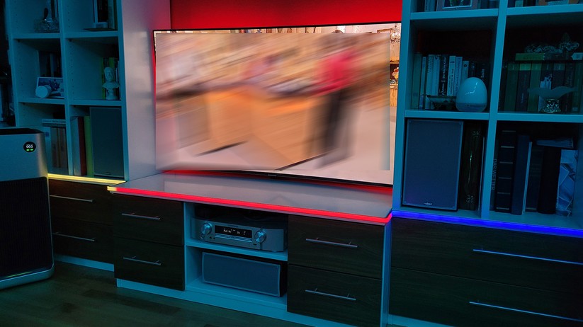 Govee RGBIC LED Neon Rope Lights for desks (H61C3): Der LED-Streifen ist unterteilt in 42 steuerbare Segmente, die mit unterschiedlichen Farben leuchten können. Mit 84 LEDs pro Meter, insgesamt sind es 252, bietet der LED-Streifen auch eine gute Helligkeit.