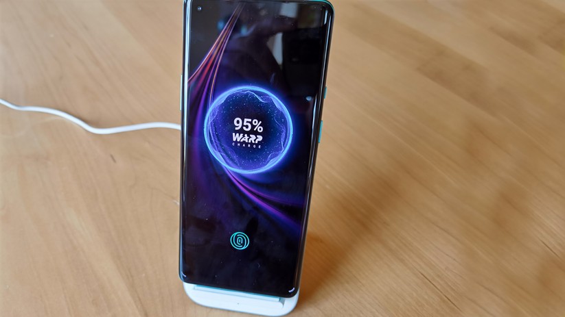 Dank Warp-Charge richtig schnell auch ohne Kabel