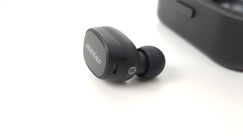 An jedem Ohrhörer ist eine Funktionstaste, eine LED, eine Bezeichnung für die korrekte Seite und Mikrofon.