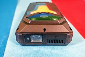  Outdoor-Handy mit Beamer, Nachtsichtkamera und XXL-Akku