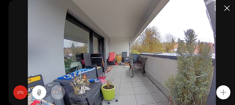 Ring Stick Up Cam Pro Akku: Die Aufnahmen bieten viele Details. Nachts bietet die Kamera eine farbige Nachtsicht ganz ohne Zusatz-LED. Allerdings gehen einige Details verloren und etwas grünstichig ist das Bild ebenfalls.