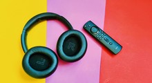 Soundcore Life Q30 und Fernbedienung von Fire TV Stick