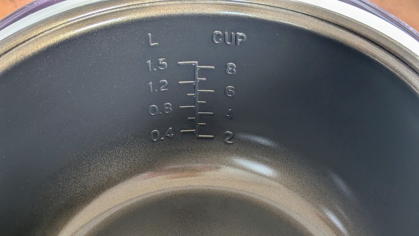 Eine Literanzeige im Inneren des Topfs hilft beim Abmessen der verwendeten Reis- und Wassermenge.