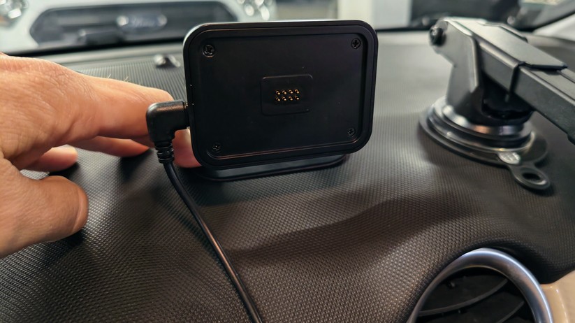 Carpodgo T4 Plus: Halterung zum Ankleben