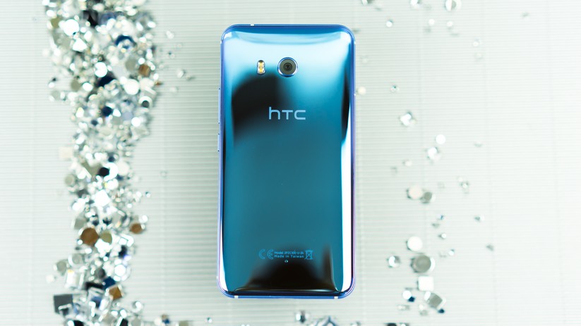Die Rückseite des HTC U11 ist rutschig