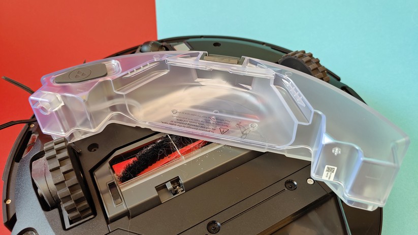 Der Wassertank des Robots wird hinten installiert