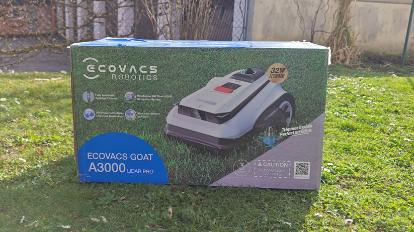 Der Ecovacs Goat A3000 LiDAR bietet eine Schnittbreite von 33 cm und integriert einen Rasentrimmer. Letzterer muss nach dem Auspacken mit einem langen Kreuzschlitz-Schraubenzieher montiert werden.