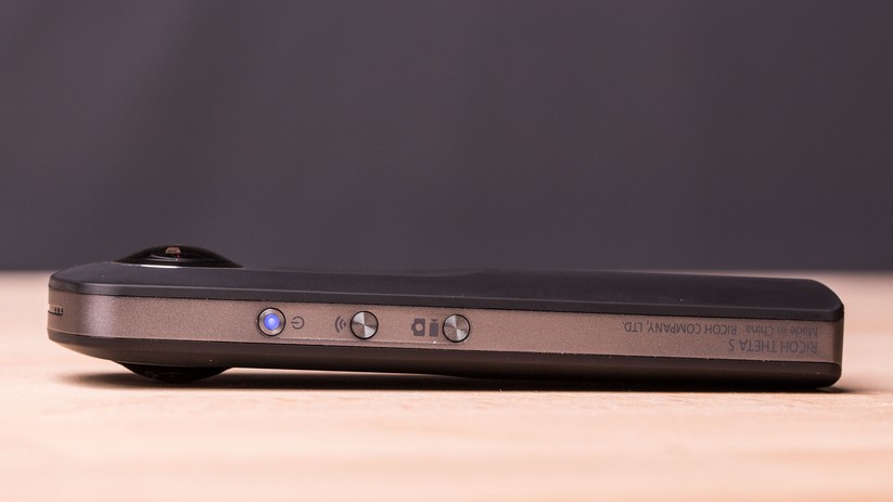 Unkompliziert: Mehr Bedienelemente als die Record-Taste sowie diese drei seitlich angebrachten Knöpfe gibt's an der Theta S nicht.