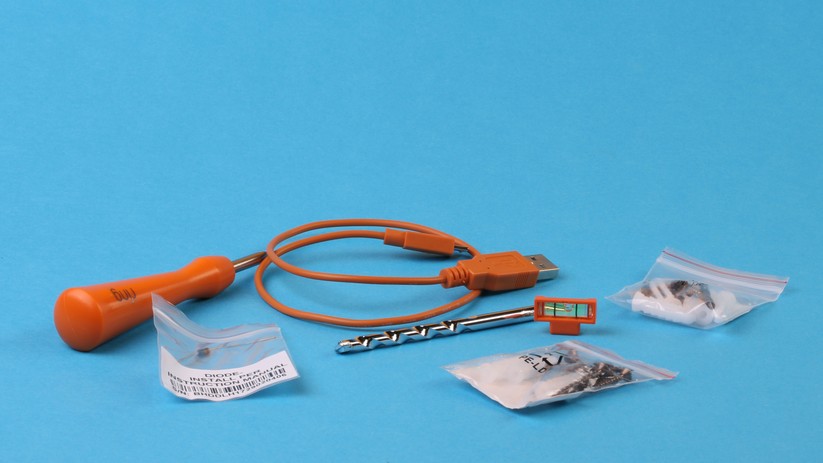 Löblich: Der Hersteller legt sogar inklusive Bohrer, Dübel und Mini-Wasserwaage alles bei, was man für die Montage an unterschiedlichen Orten benötigen könnte.