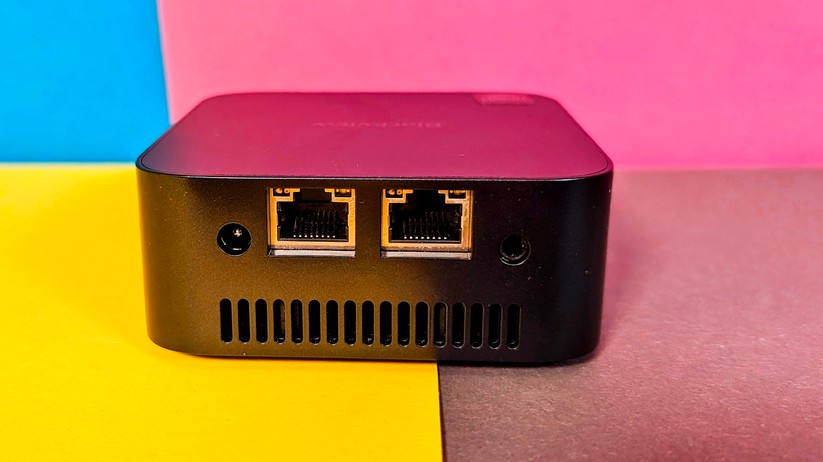 Mini-PC Blackview MP80 im Test – zwei Ethernet Ports auf der Rückseite, daneben der Rundstecker zur Stromversorgung und Klinkenbuchse