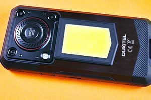  Outdoor-Smartphone mit Monster-Akku und Flutlicht