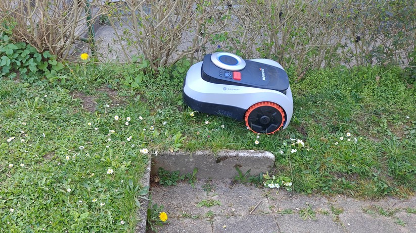Segway Navimow i208 LiDAR: Unsere Engstelle passiert er im Test nicht zuverlässig. Einmal ist er gar umgekippt.