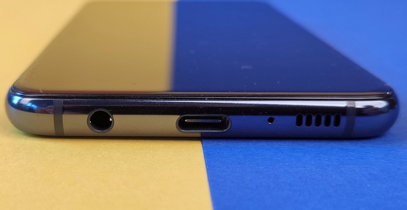 Das Display-Glas ist zu den Seiten hin kaum gebogen.