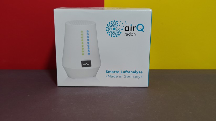 Air-Q Radon: Der Luftgütesensor misst in der Standardausstattung Radon, VOC, Temperatur, Luftfeuchtigkeit und Luftdruck. Der Air-Q Radon Science kann hingegen mit bis zu 11 Sensoren ausgestattet werden (Radon, VOC, Temperatur, Luftfeuchtigkeit, Luftdruck, CO₂, Feinstaub PM1, PM2.5, PM4, PM10, Partikelgröße).